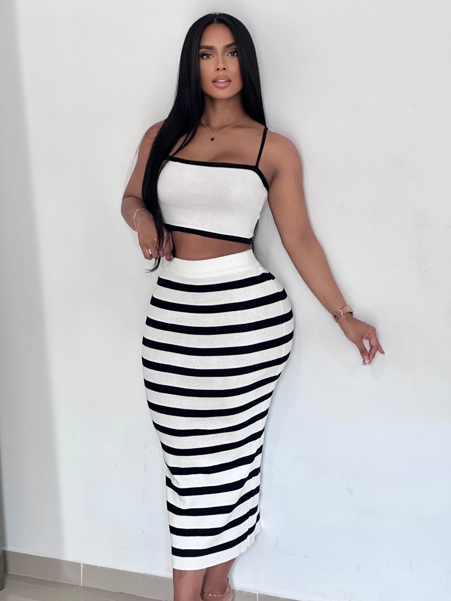 CONJUNTO DE HILO FALDA LARGO RAYADA BLUSA CORTA DE TIRA - MZ5408
