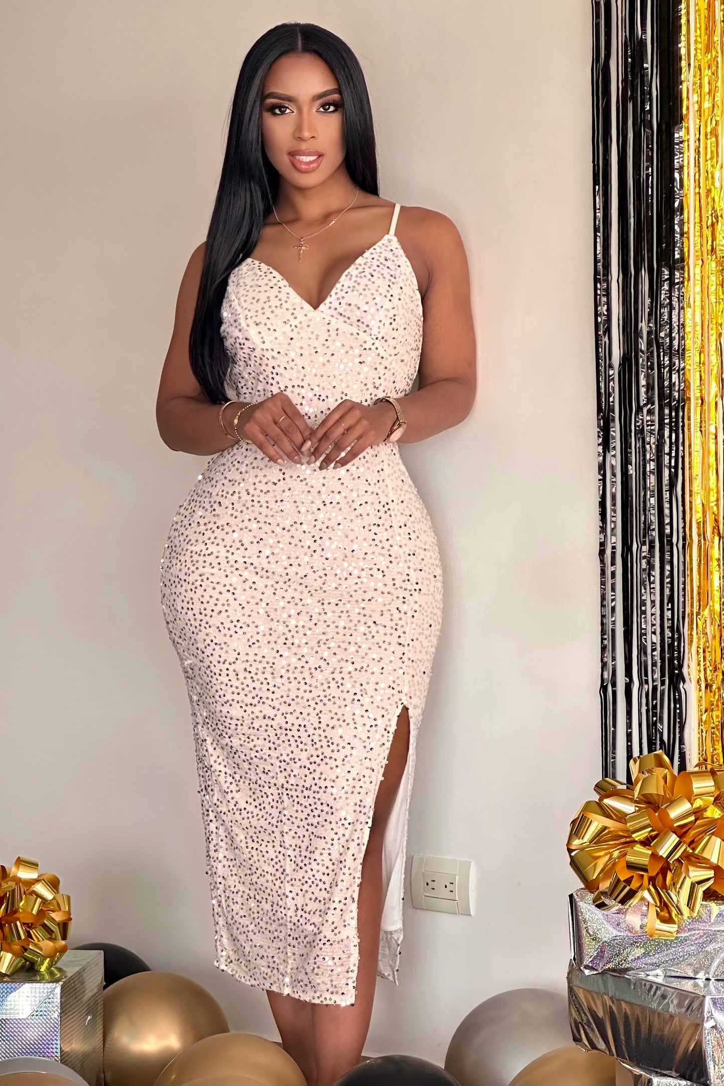 VESTIDO LENTEJUELAS CON ABERTURA EN LA PIERNA - 88120